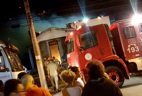 Incêndio em casa abandonada no Centro de Campos – Veja fotos