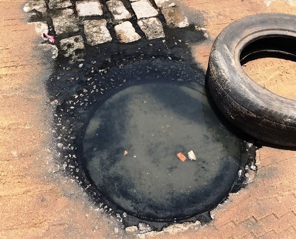 Esgoto a céu aberto na Chatuba, em SJB