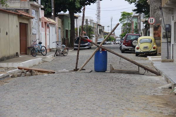 Moradores interditam rua por conta de esgoto a céu aberto em SJB