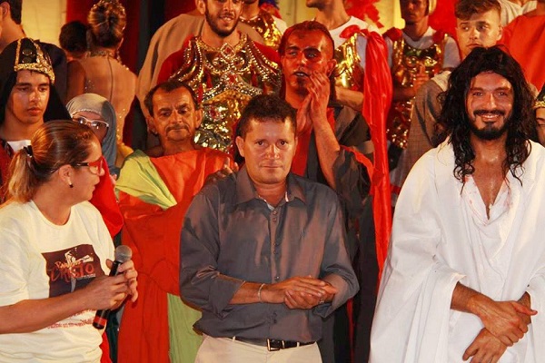 Neco contrata espetáculo da Paixão de Cristo, mas não paga artistas