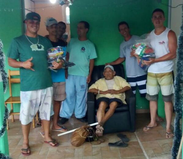 Jovens de Atafona realizam entrega de alimentos ao Retiro de SJB