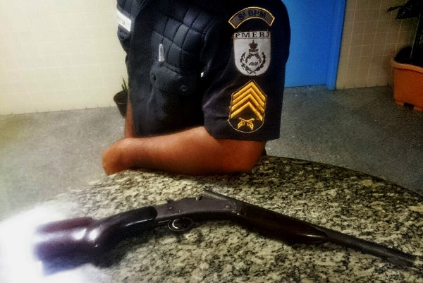 Homem detido carregando espingarda de bicicleta em Atafona