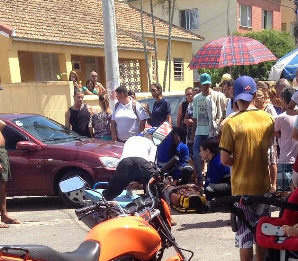 Motociclista ferida em acidente no Centro de SJB