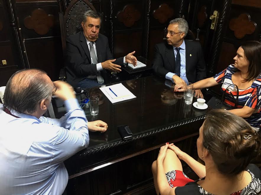 Carla Machado na Alerj discutindo sobre investimentos no Porto do Açu