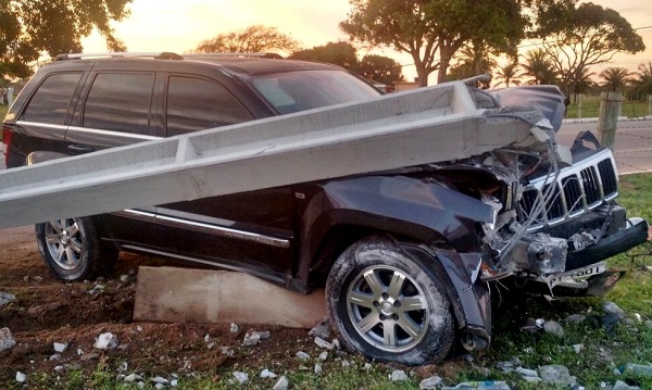 Carro colide e tomba poste de energia elétrica em Grussaí