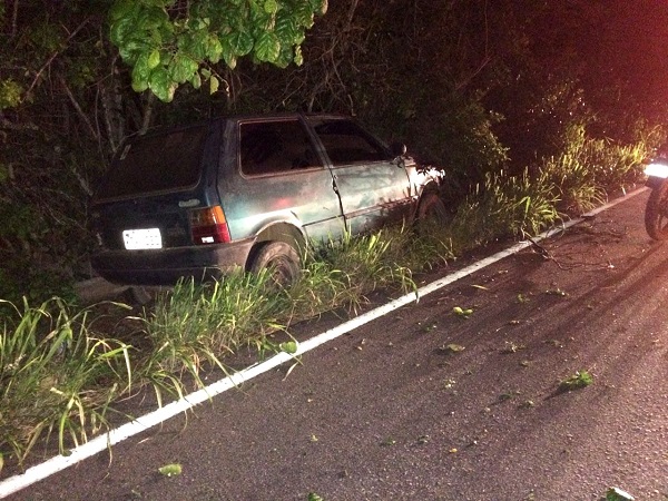 Carro colide e tomba poste na SB 02, em SJB – Homem ferido