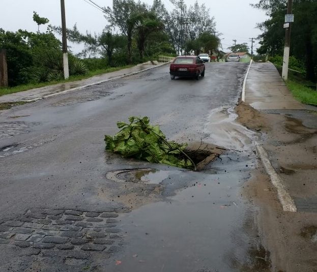 Asfalto da Ponte de Grussai em péssimo estado de conservação