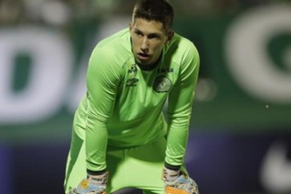 Goleiro da chapecoense chega a SP