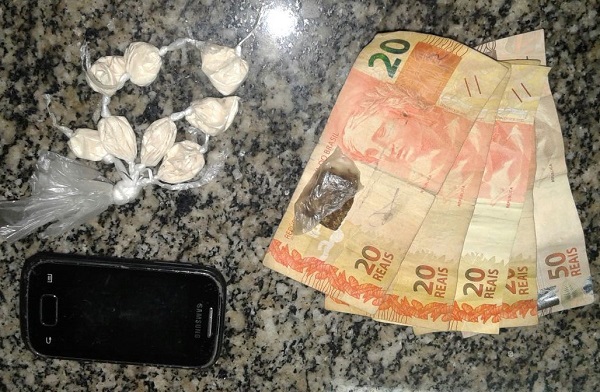 Jovem detido com maconha e cocaína em Atafona