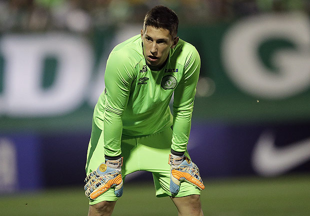 Goleiro da Chapecoense faz cirurgia de enxerto de pele
