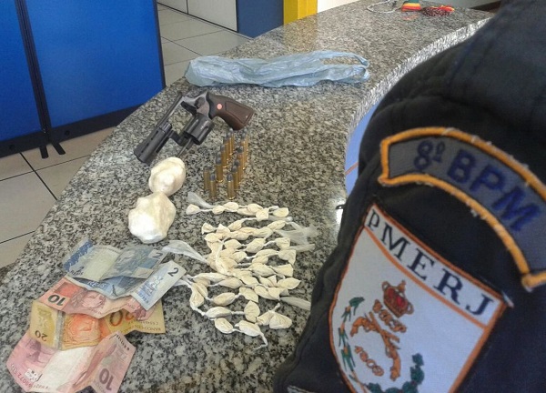 Adolescentes detidos com revólver e cocaína em SJB