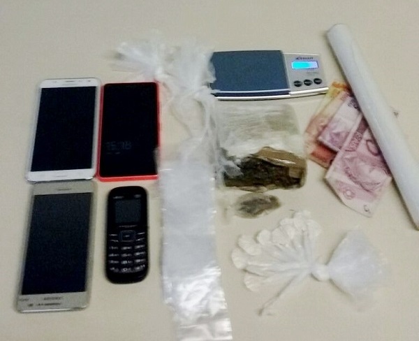 Polícia cumpre mandado e prende mais três jovens com maconha e cocaína em Grussaí