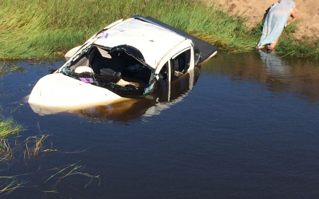 Homem morre e mulher fica ferida após carro capotar na SB02, em SJB