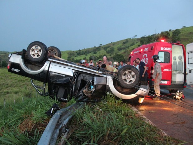 Jovem morre e caminhonete fica destruída em capotagem na BR 356
