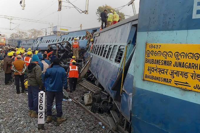 Acidente de trem deixa pelo menos 36 mortos na Índia