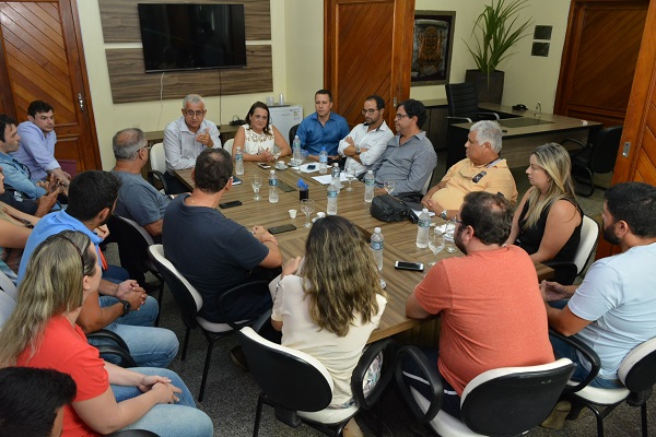 Carla se reúne com médicos da rede municipal