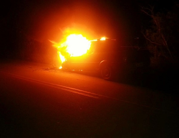 Carro fica totalmente destruído após incêndio em SJB – Veja fotos
