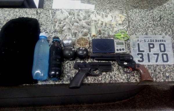 PM apreende réplica de pistola, munições, maconha, crack e cocaína em Grussaí