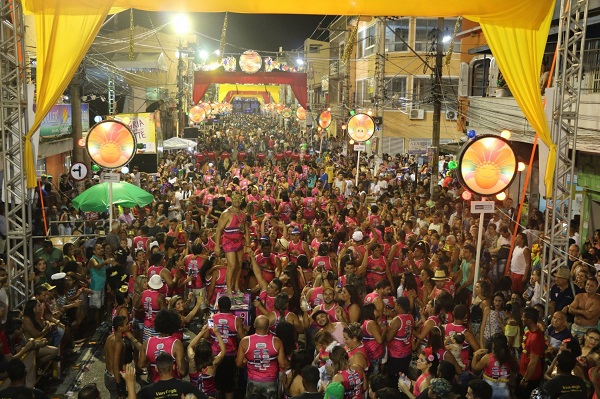Blocos agitam o domingo de carnaval na Avenida do Samba em SJB