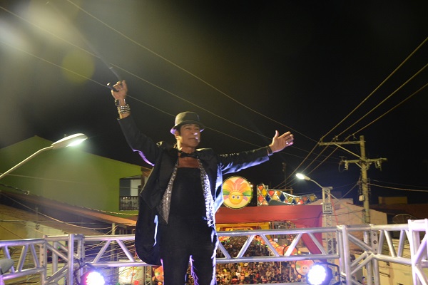 Elymar Santos anima a sexta-feira de carnaval em SJB