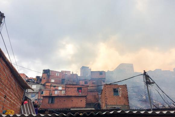 Incêndio de grandes proporções atinge favela em Paraisópolis