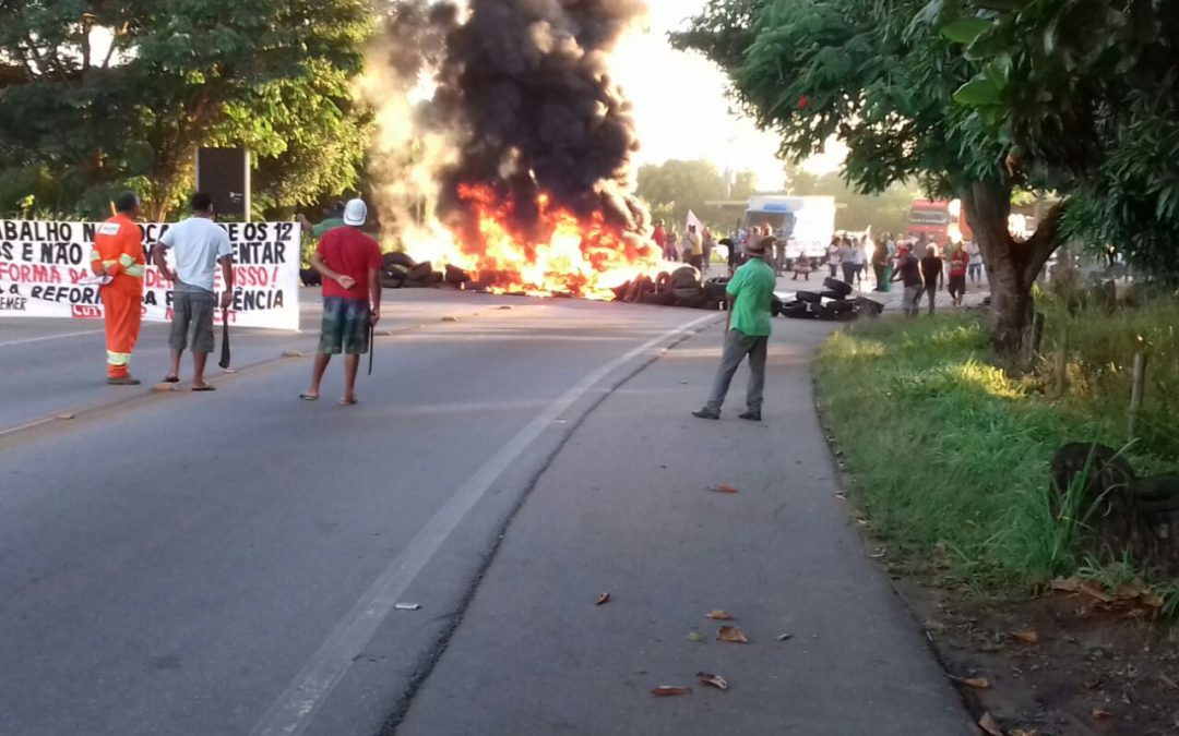 Manifestantes interditam BR 356 – Veja fotos