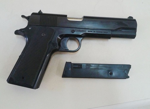 Jovem detido com réplica de pistola em Grussaí