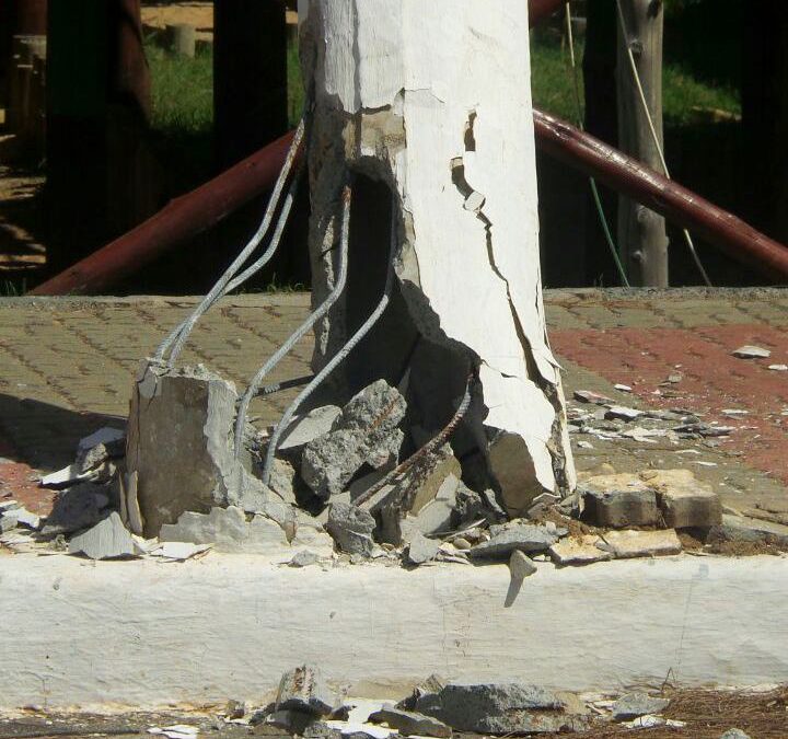 Caminhão colide e danifica poste próximo ao Balneário de Atafona