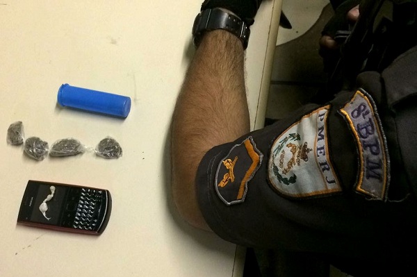 Três detidos com maconha e crack em Atafona
