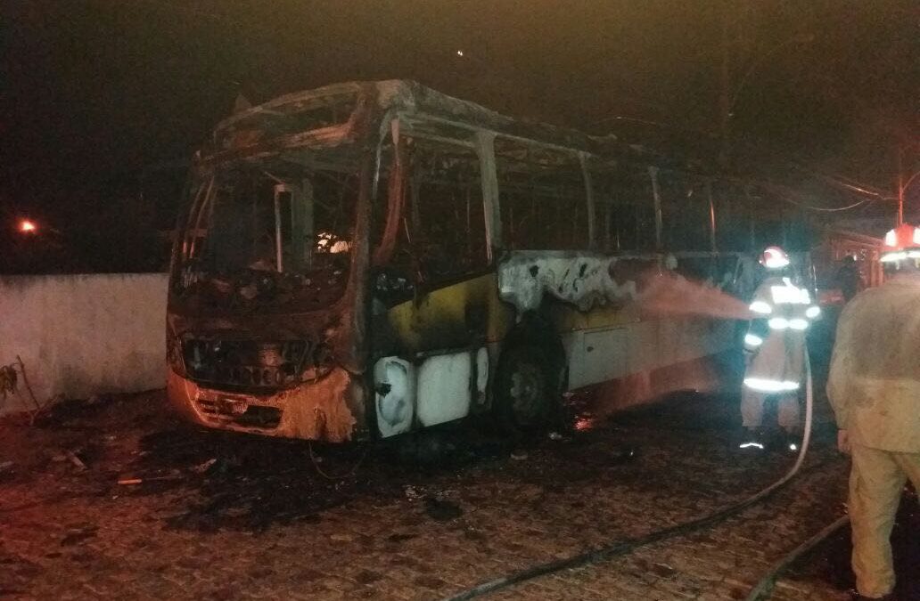 Ônibus pega fogo e fica totalmente destruído em Campos