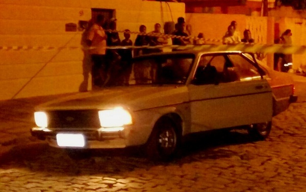 Mulher executada com tiro na cabeça dentro de carro em Campos