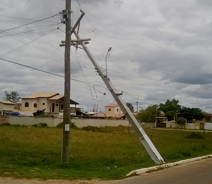Carro colide com poste em Atafona