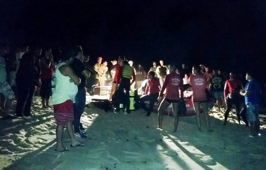 Bombeiros resgatam corpo de piloto de helicóptero que caiu em Niterói