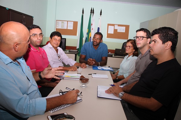 Qualificação profissional discutida em reunião em SJB