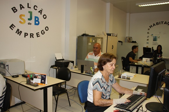 Balcão de Empregos auxilia na busca por emprego em SJB