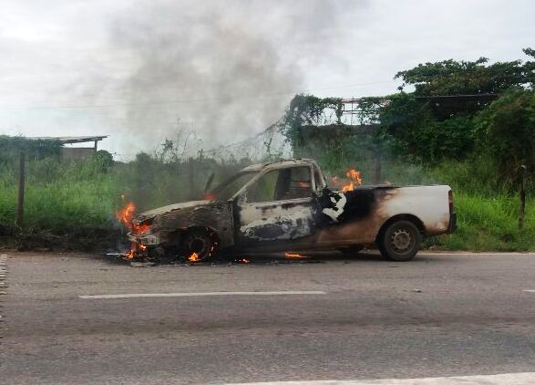 Carro pega fogo às margens da BR 356, em SJB