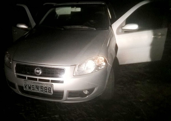 Carro roubado é encontrado abandonado em Grussaí