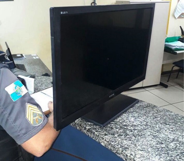 Homem detido e polícia recupera TV furtada de residência em Grussaí