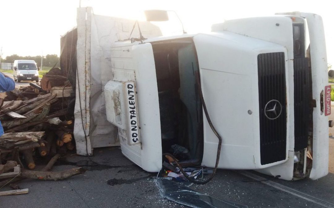 Caminhão tomba na BR 356 em SJB – Veja fotos
