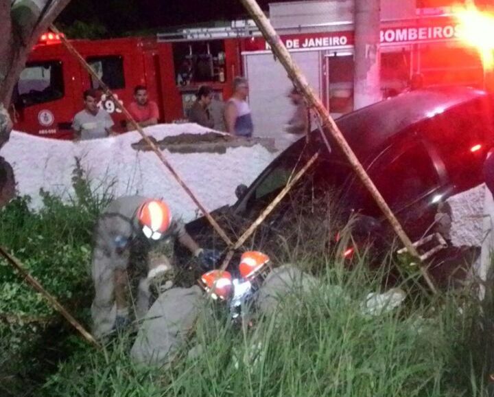 Carro colide com muro de residência em Grussaí