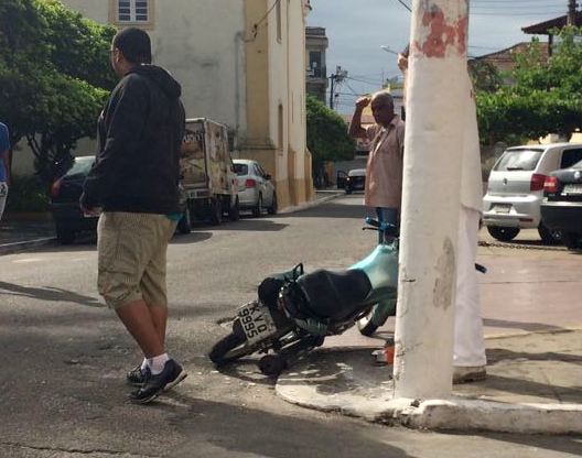 Motociclista ferido em acidente no Centro de SJB