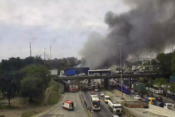 Oito veículos são incendiados e principais avenidas do Rio são interditadas