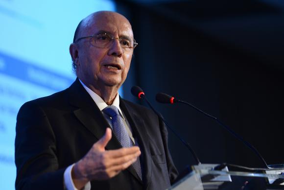 Emprego deve aumentar este ano, diz Meirelles em rede social