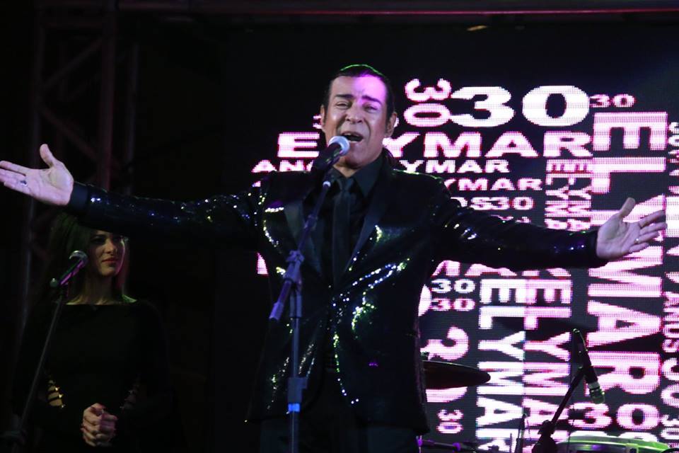 Elymar Santos faz show gratuito no dia do padroeiro e atrai grande público em SJB