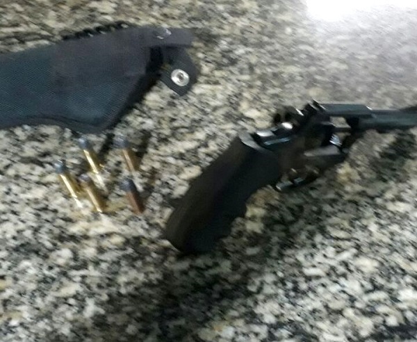 Polícia prende homem com revólver na Avenida Liberdade, em Grussaí