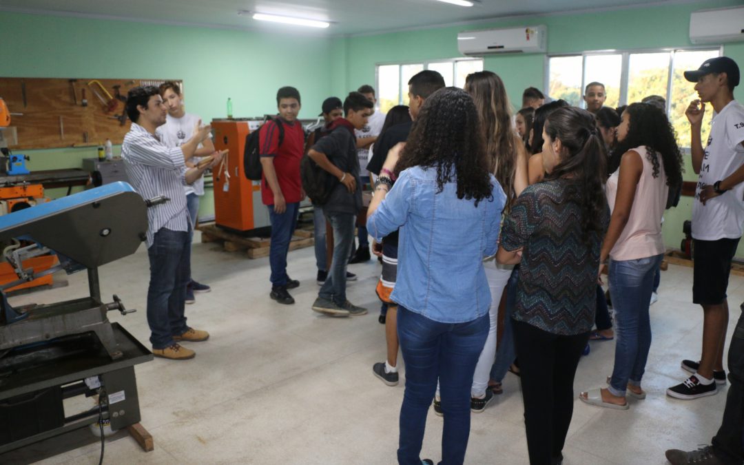 Alunos da rede municipal de ensino de SJB visitam o IFF