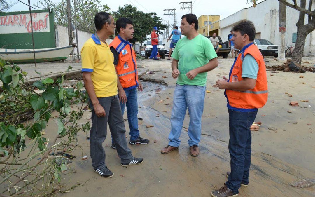 Mobilização para contenção provisória da água do mar no Pontal de Atafona