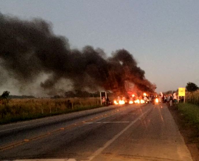 Manifestantes interditam BR 356 e causam transtornos