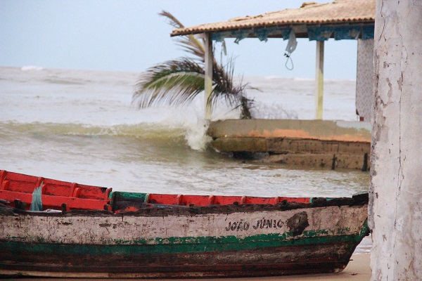 Mar agitado e ondas de até três metros em São João da Barra