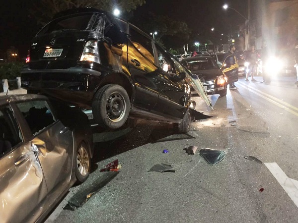 Motorista perde controle de veículo e bate em dois carros estacionados